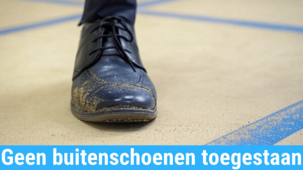 Geen buitenschoenen in de zaal