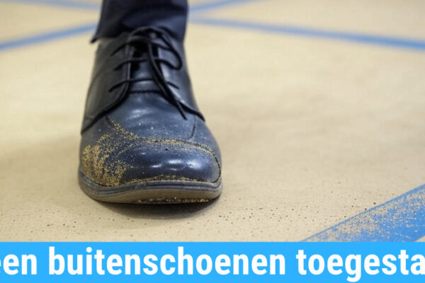 Geen buitenschoenen in de zaal